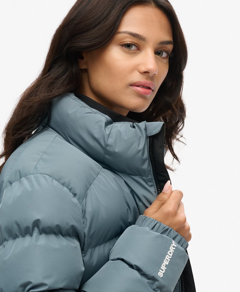 jaqueta puffer esportiva oversized na cor azul tempestade.