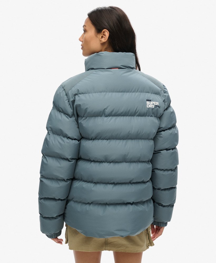 jaqueta puffer esportiva oversized na cor azul tempestade.