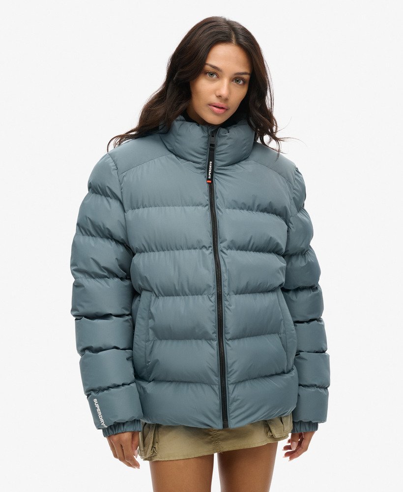 jaqueta puffer esportiva oversized na cor azul tempestade.