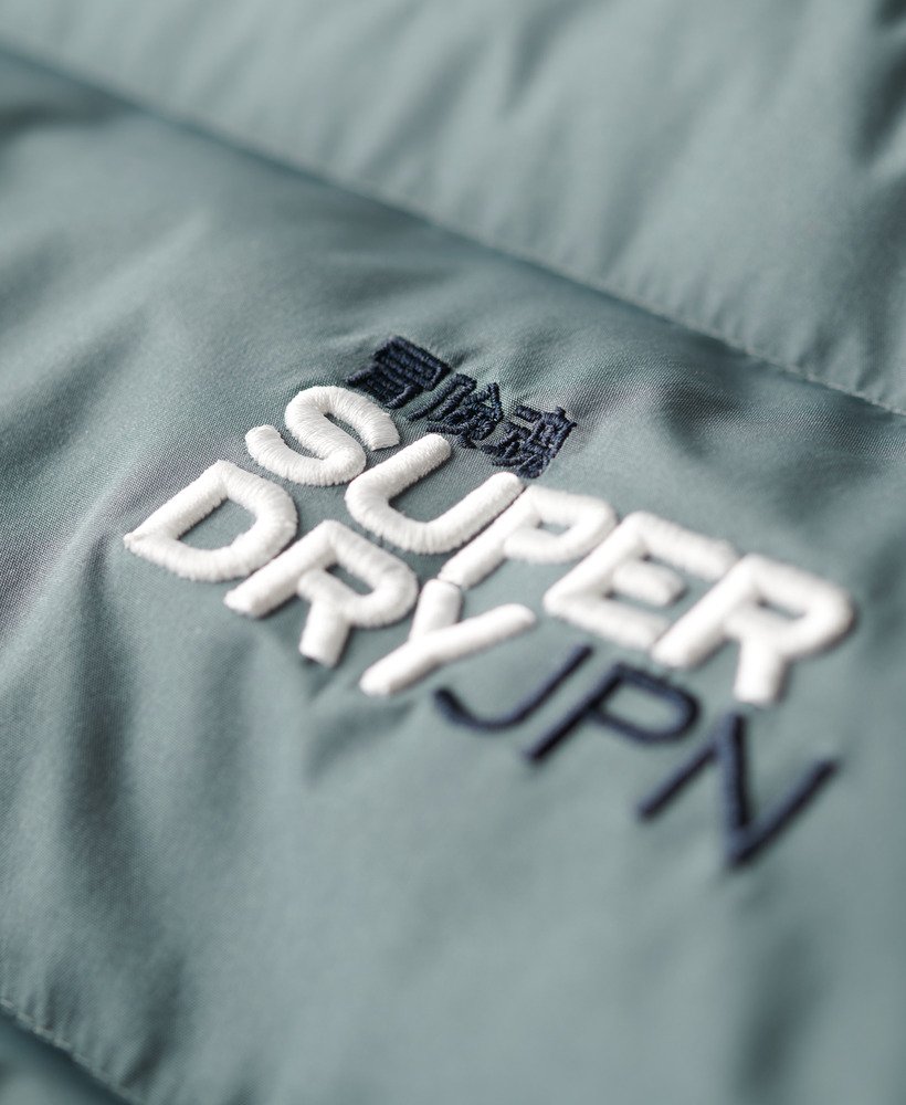 jaqueta puffer esportiva oversized na cor azul tempestade.