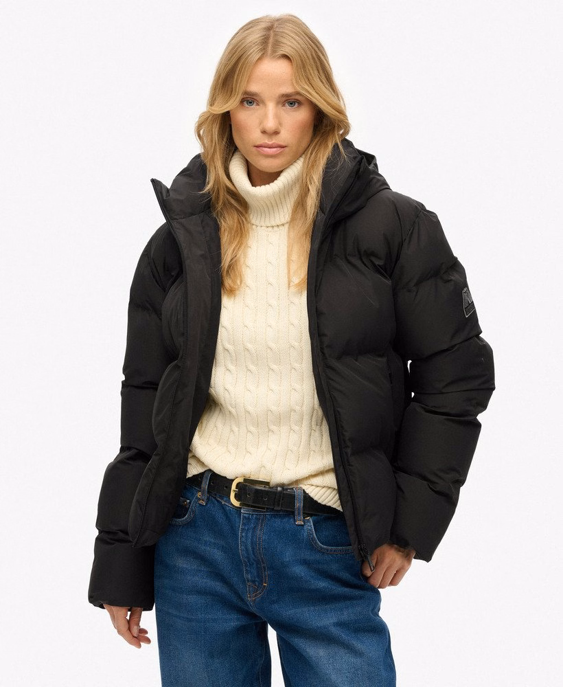 Jaqueta puffer estilo boxy urbana