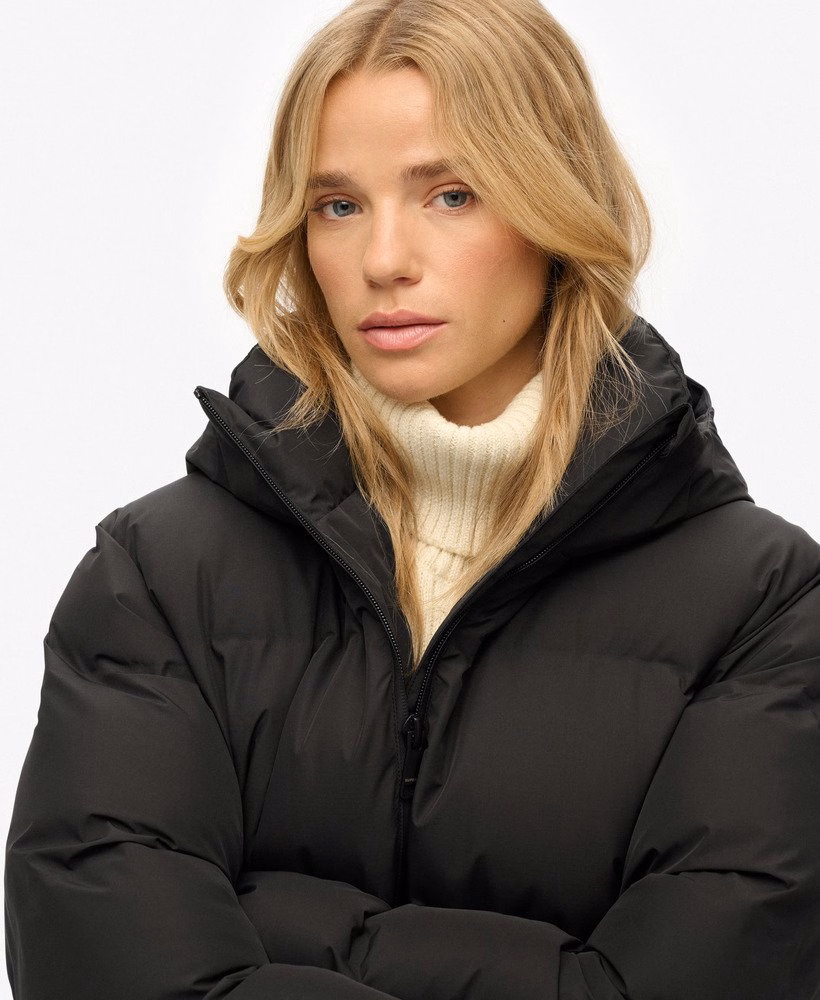 Jaqueta puffer estilo boxy urbana