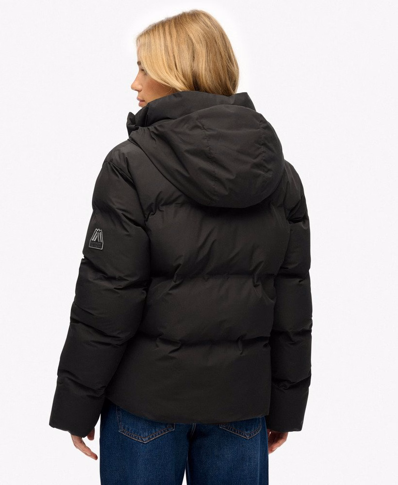Jaqueta puffer estilo boxy urbana