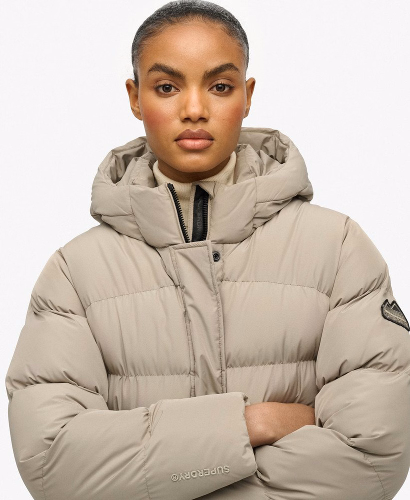 Jaqueta esportiva puffer com capuz de comprimento médio