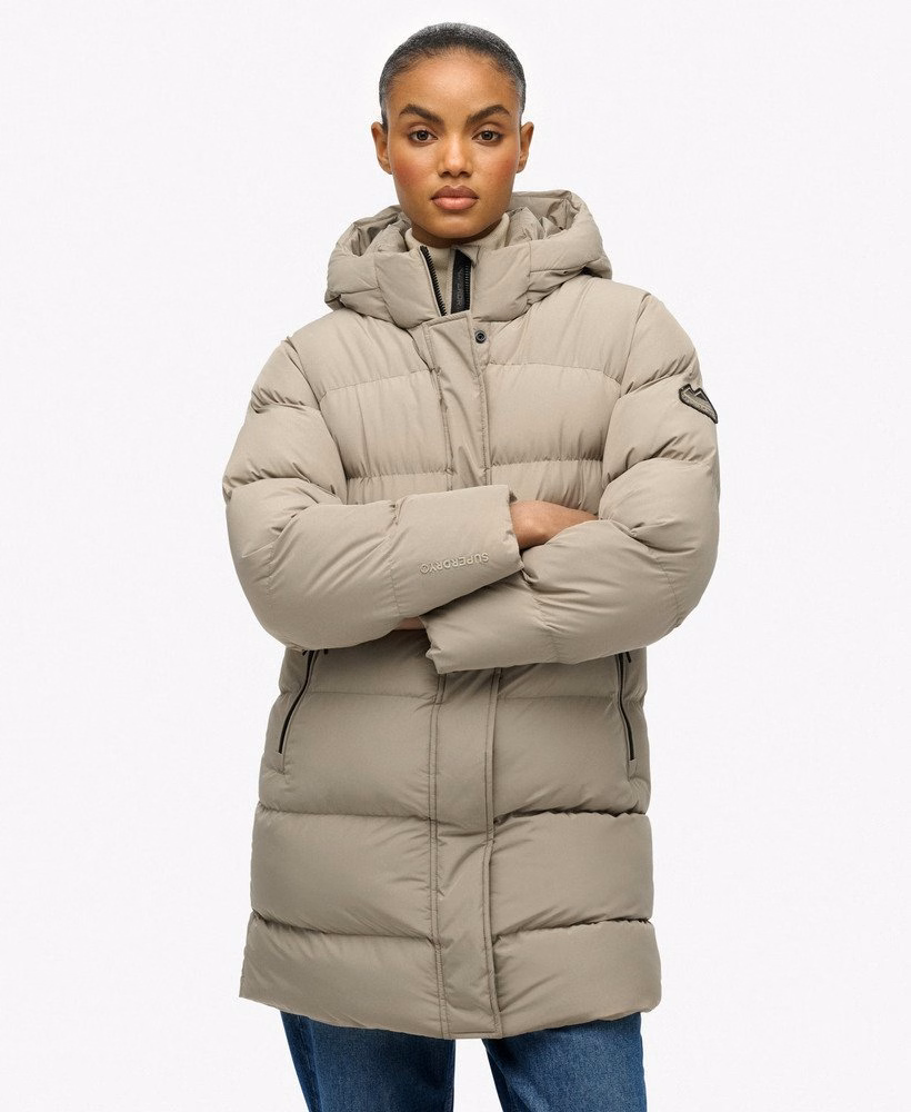 Jaqueta esportiva puffer com capuz de comprimento médio