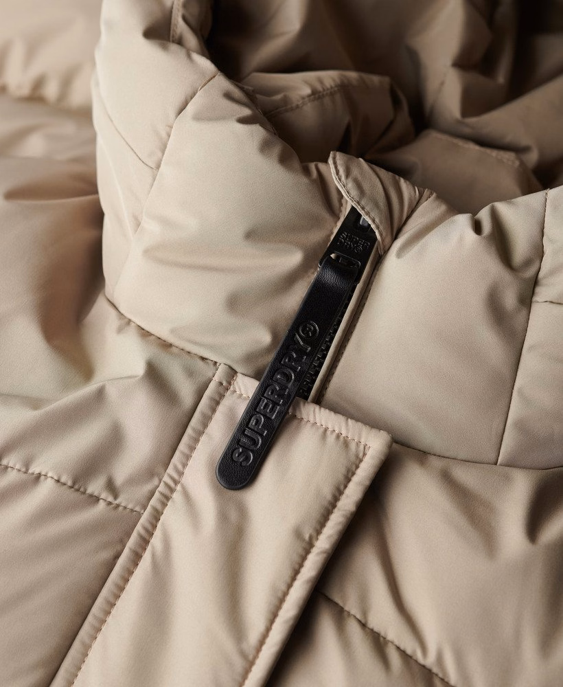 Jaqueta esportiva puffer com capuz de comprimento médio