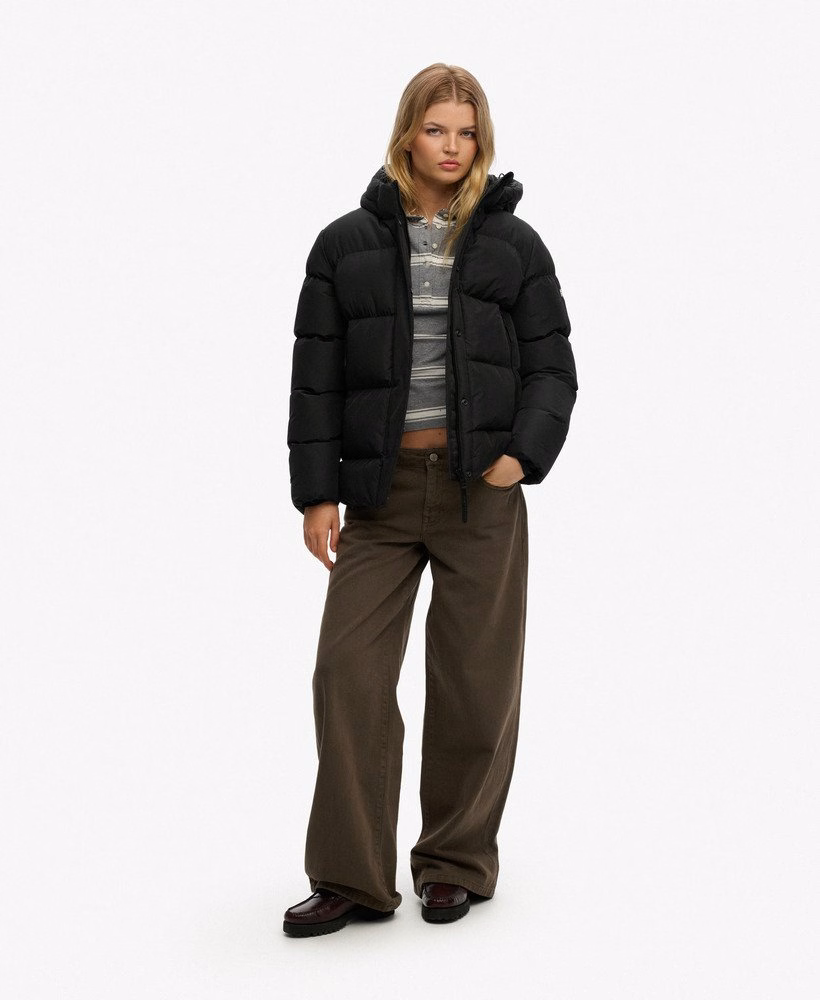 Jaqueta esportiva puffer com capuz e comprimento médio
