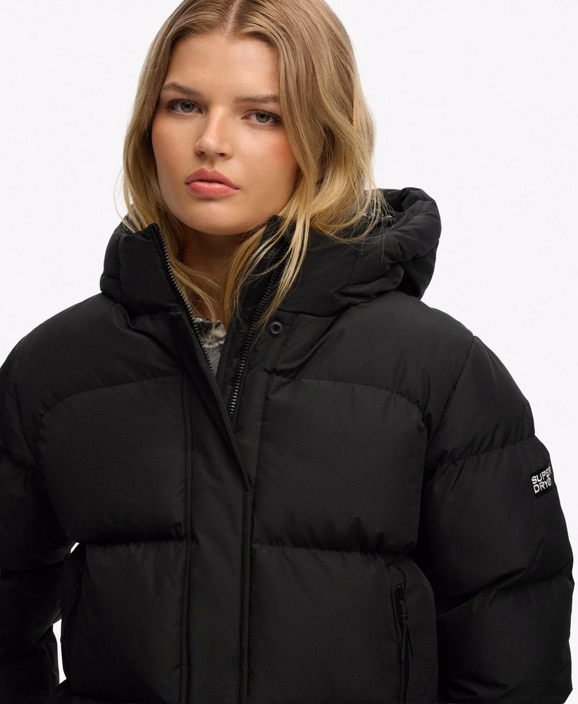 Jaqueta esportiva puffer com capuz e comprimento médio
