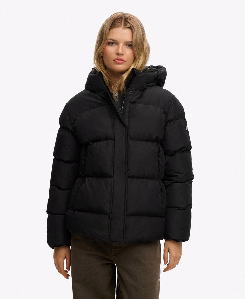 Jaqueta esportiva puffer com capuz e comprimento médio