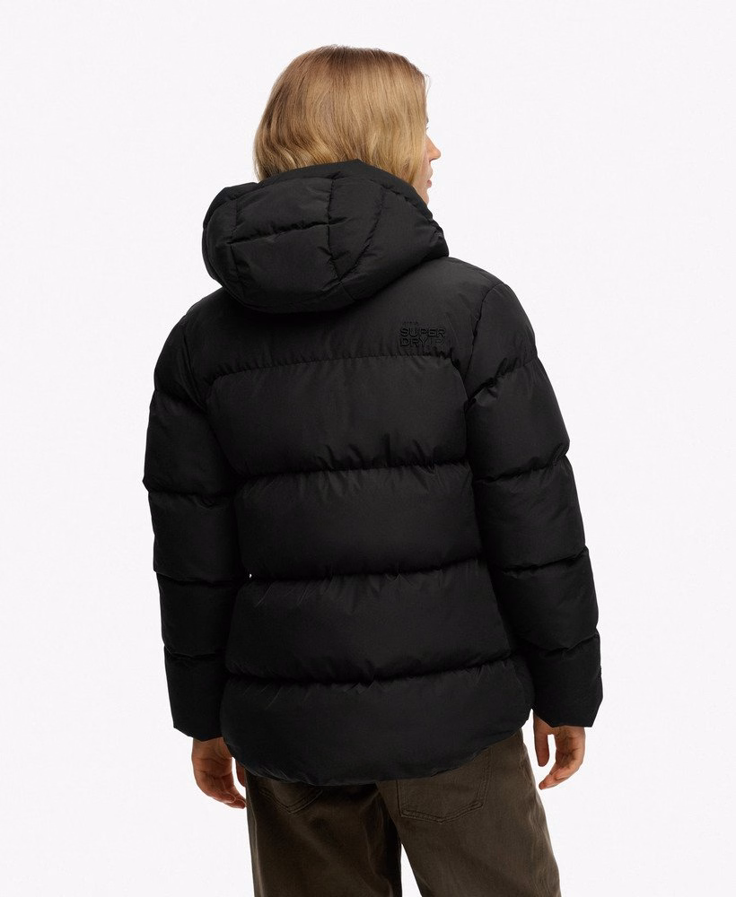Jaqueta esportiva puffer com capuz e comprimento médio