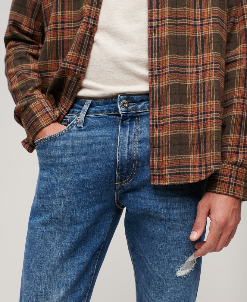 calça jeans vintage slim na cor stanton azul brilhante com rasgos.