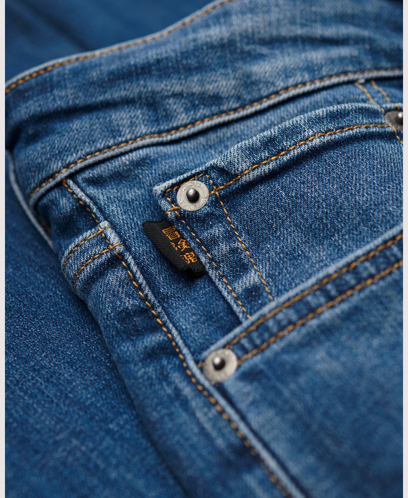 calça jeans vintage slim na cor stanton azul brilhante com rasgos.