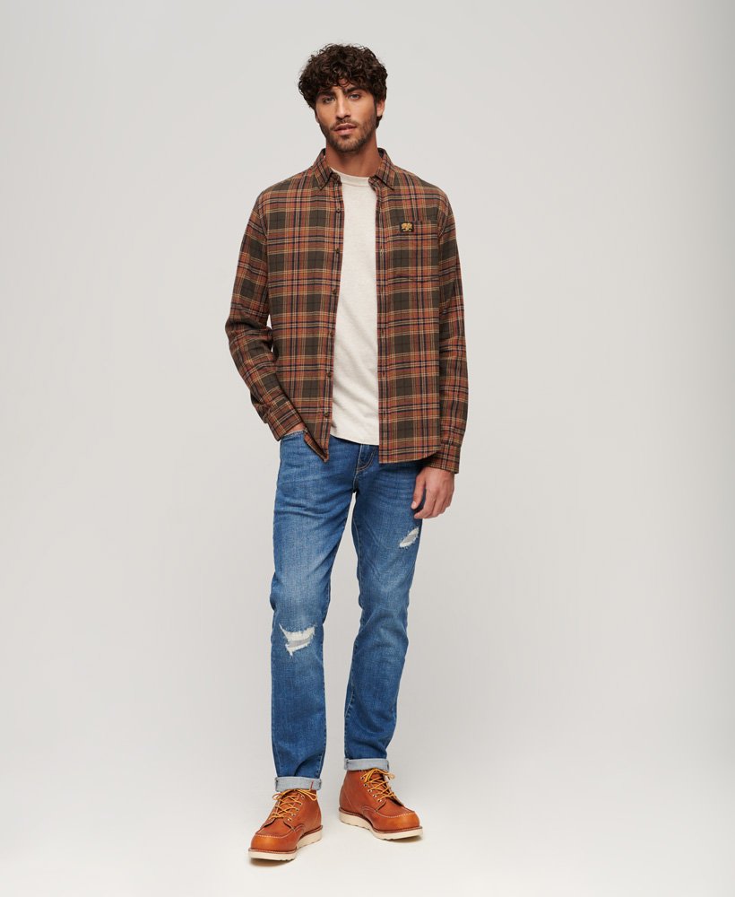 calça jeans vintage slim na cor stanton azul brilhante com rasgos.