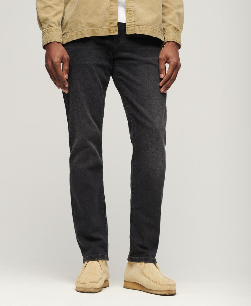 calça jeans vintage slim reta na cor venom usada e preta.
