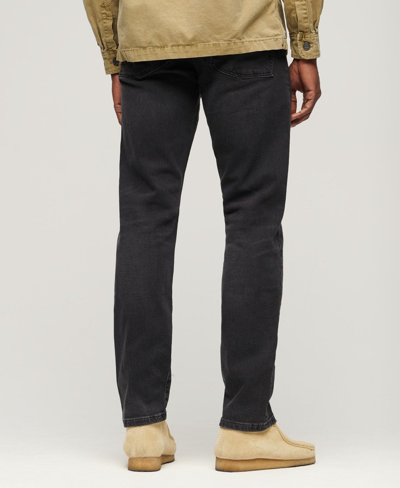calça jeans vintage slim reta na cor venom usada e preta.