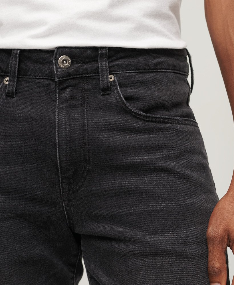 calça jeans vintage slim reta na cor venom usada e preta.
