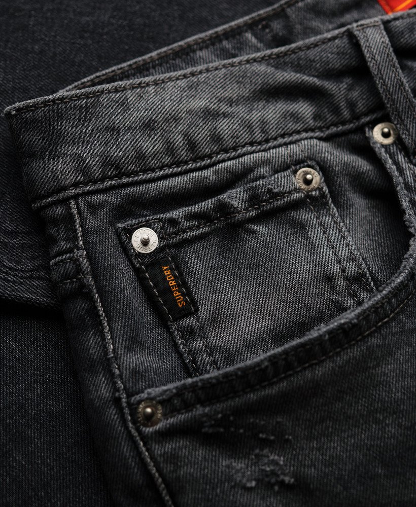 calça jeans vintage slim reta na cor venom usada e preta.