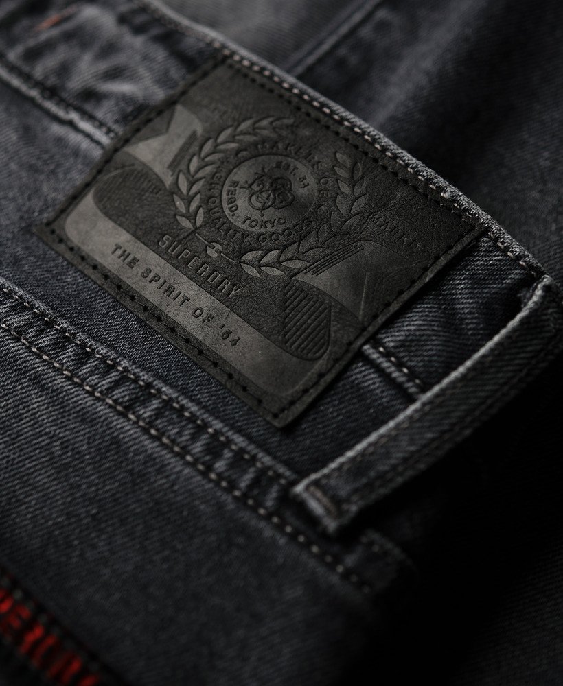 calça jeans vintage slim reta na cor venom usada e preta.