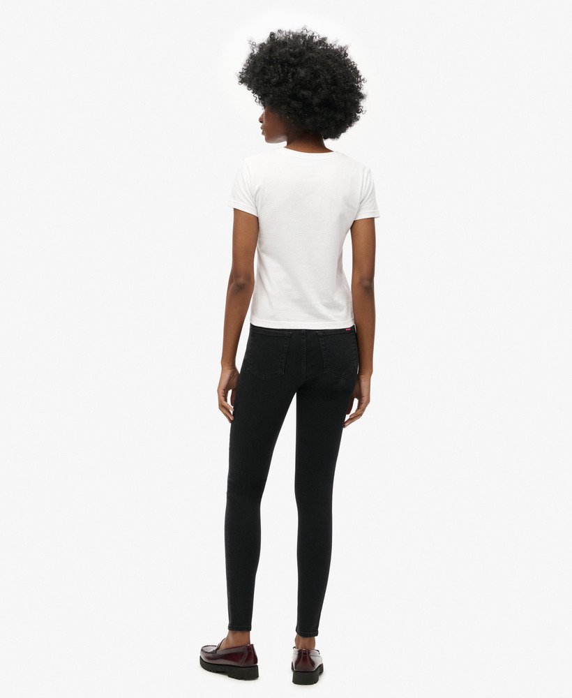 calça jeans skinny de cintura alta em algodão orgânico com lavagem preta.