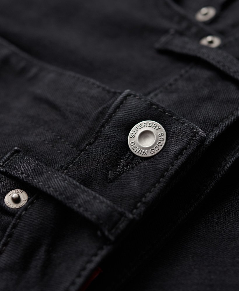 calça jeans skinny de cintura alta em algodão orgânico com lavagem preta.