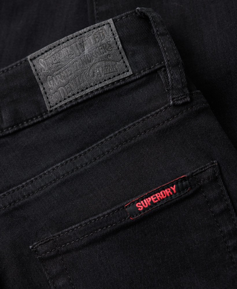 calça jeans skinny de cintura alta em algodão orgânico com lavagem preta.