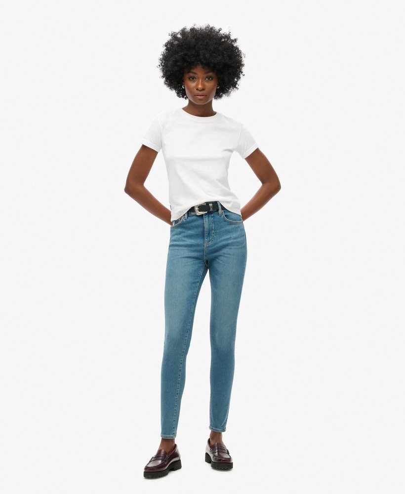 calça jeans skinny de cintura alta em algodão orgânico na cor azul médio salem.