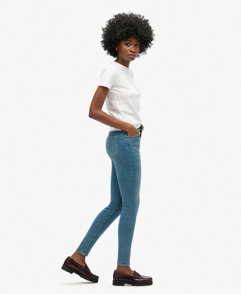 calça jeans skinny de cintura alta em algodão orgânico na cor azul médio salem.