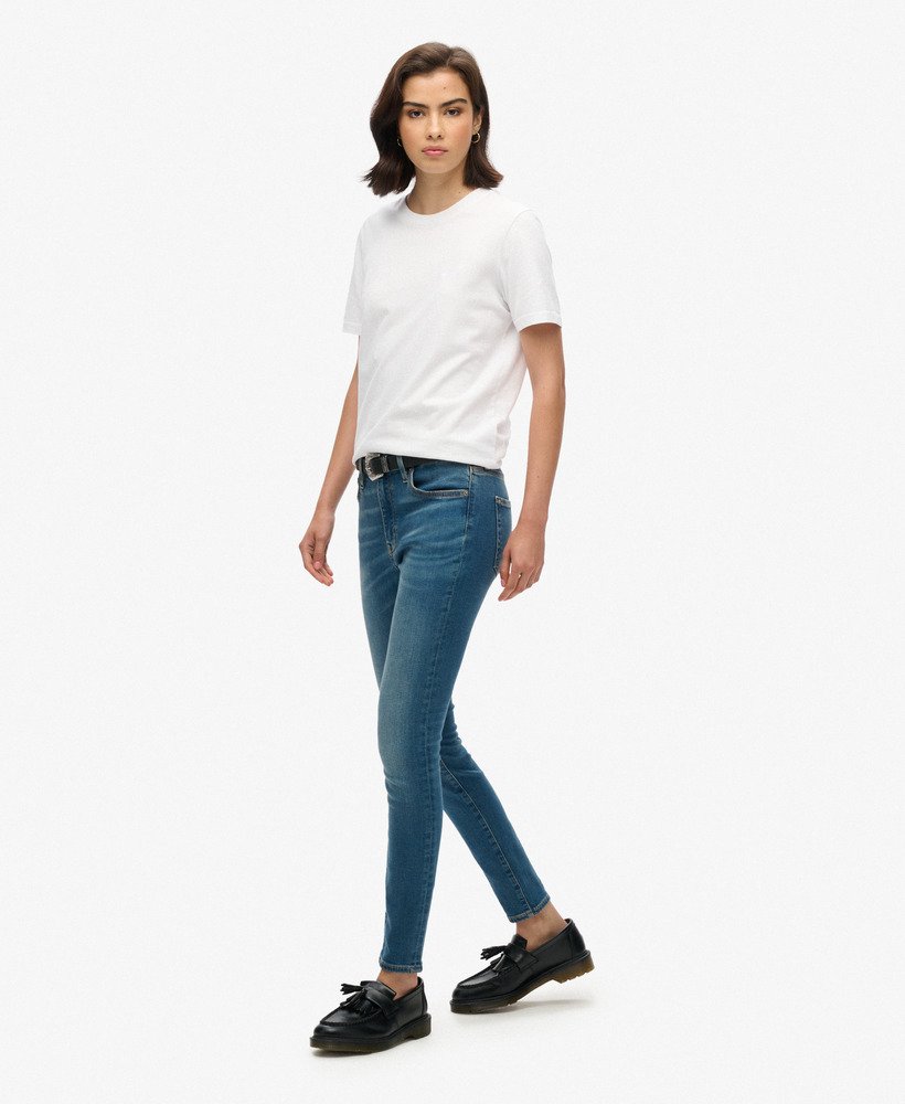 calça jeans skinny vintage de algodão orgânico com cintura média na cor azul vintage fulton.