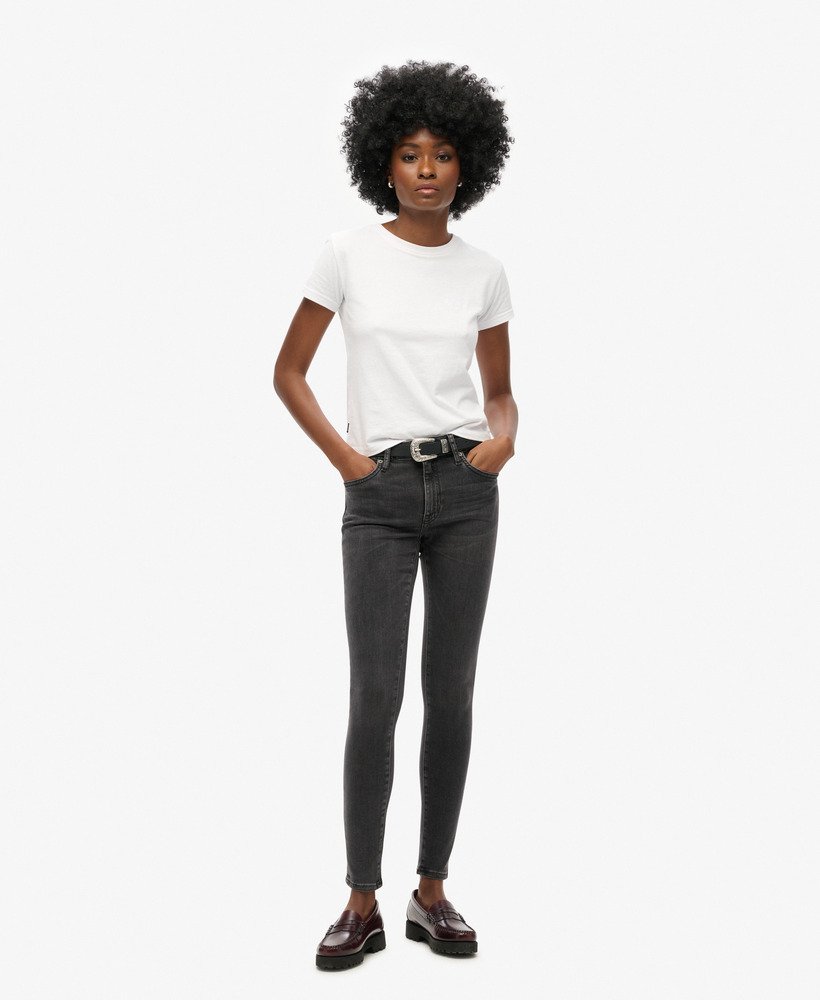 calça jeans skinny vintage de algodão orgânico com cintura média na cor walcott black stone.