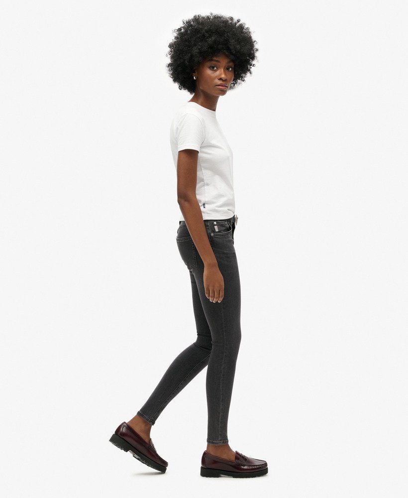 calça jeans skinny vintage de algodão orgânico com cintura média na cor walcott black stone.