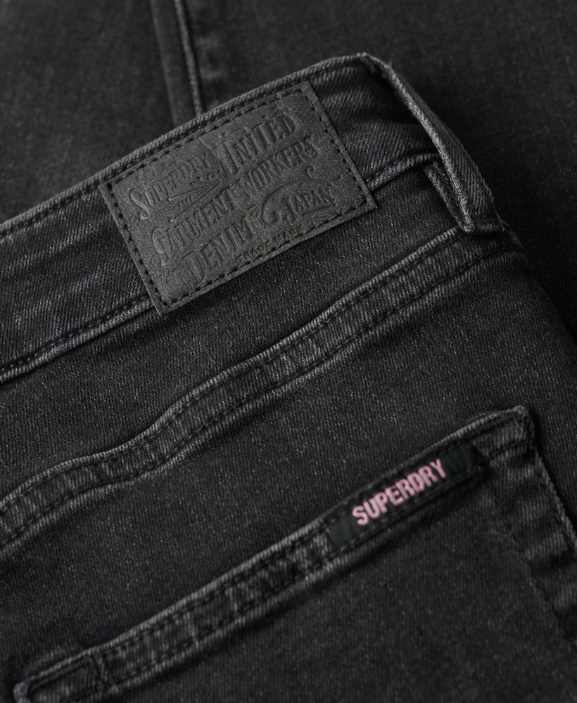 calça jeans skinny vintage de algodão orgânico com cintura média na cor walcott black stone.