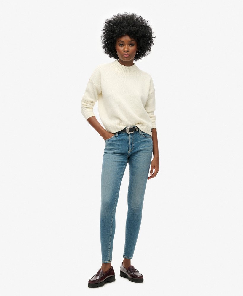 calça jeans skinny vintage de algodão orgânico com cintura média na cor azul salem mid blue.