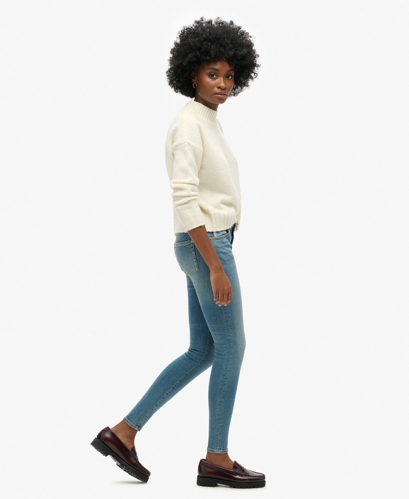 calça jeans skinny vintage de algodão orgânico com cintura média na cor azul salem mid blue.