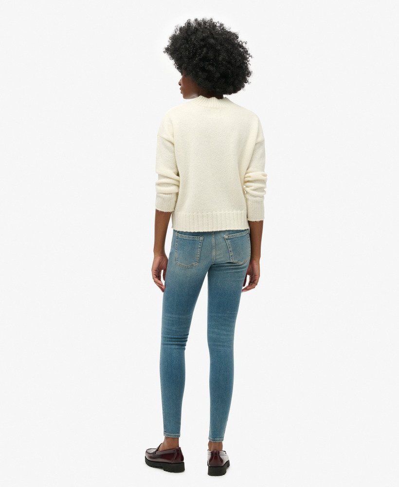 calça jeans skinny vintage de algodão orgânico com cintura média na cor azul salem mid blue.