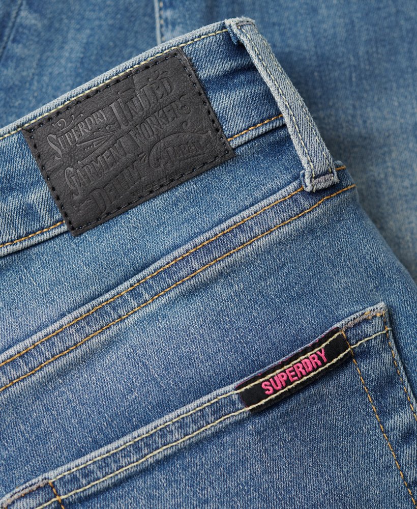 calça jeans skinny vintage de algodão orgânico com cintura média na cor azul salem mid blue.