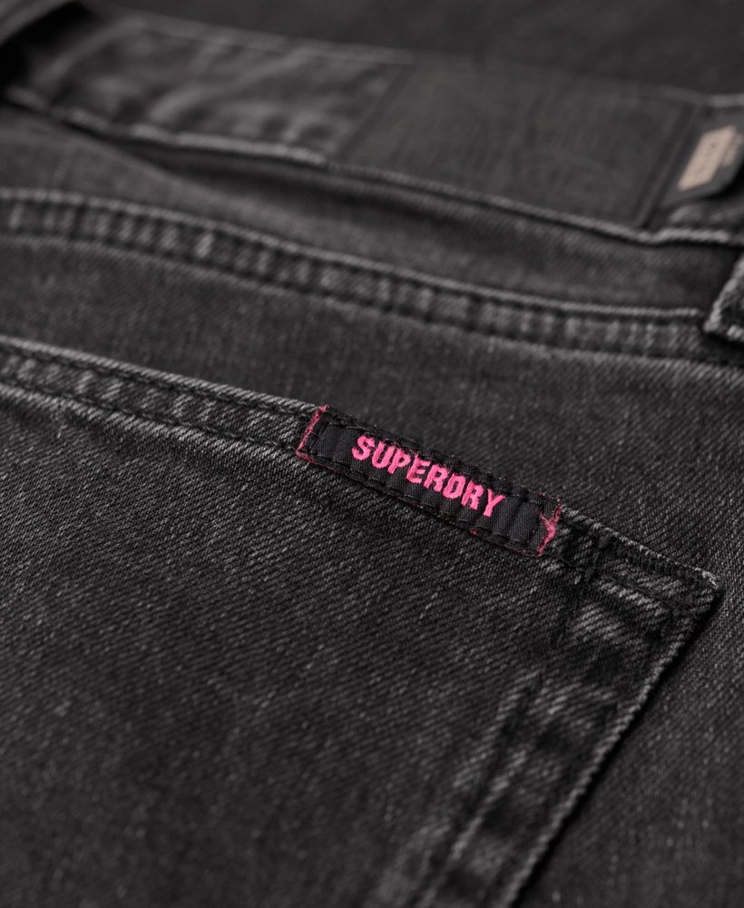 calça jeans vintage de cintura média e modelagem flare slim na cor walcott black stone.