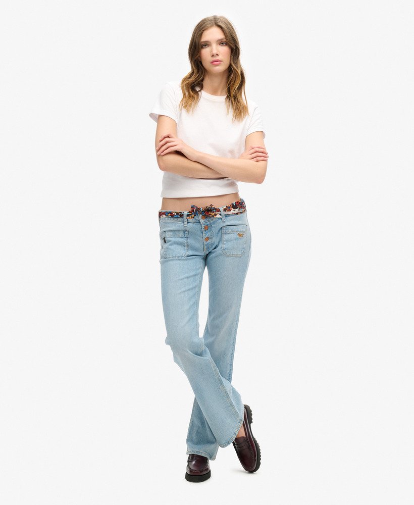 calça jeans flare slim de cintura baixa vintage em algodão orgânico na lavagem heritage mid wash