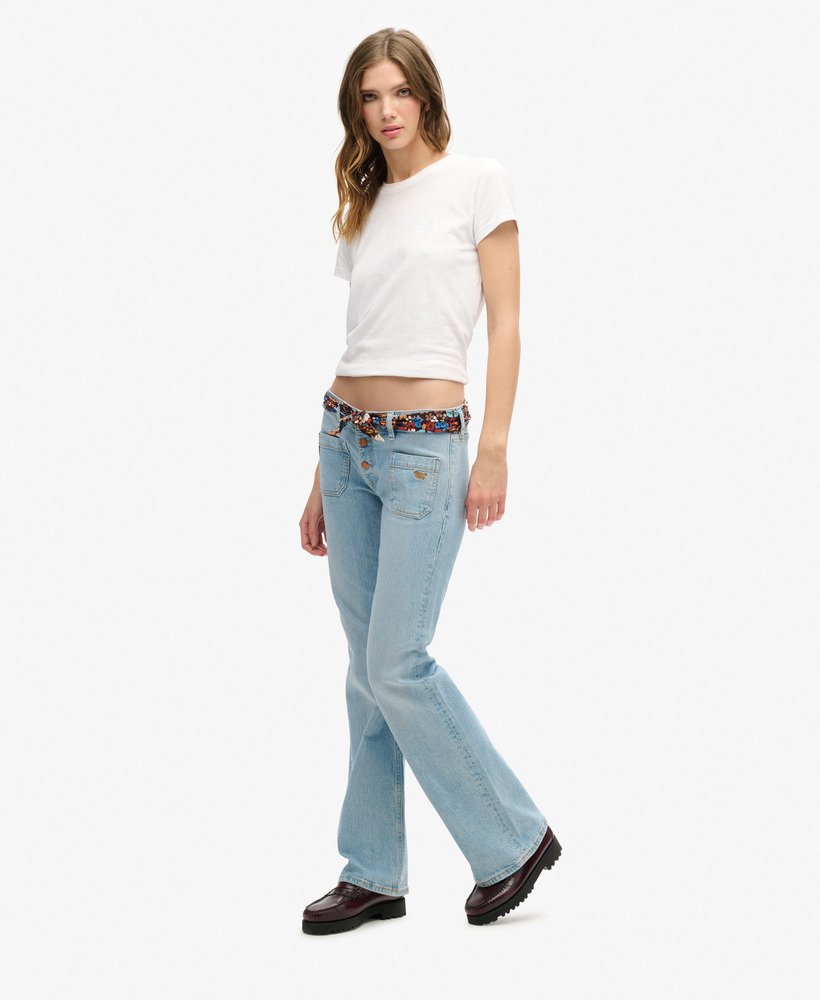 calça jeans flare slim de cintura baixa vintage em algodão orgânico na lavagem heritage mid wash