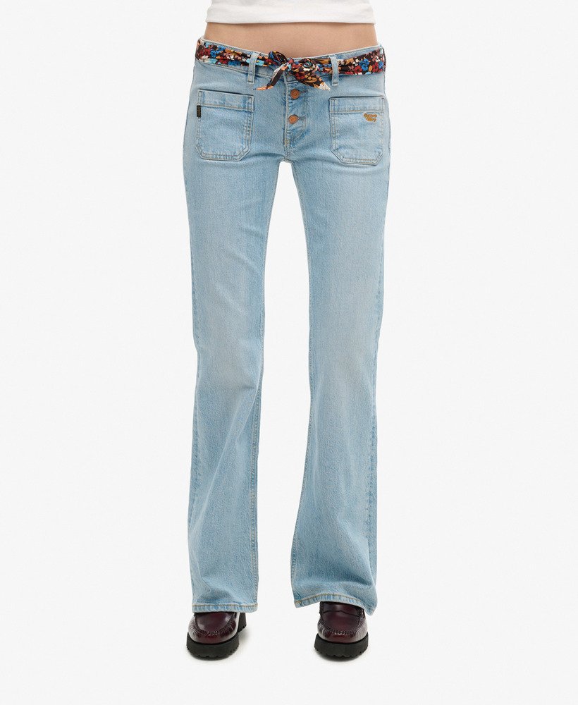calça jeans flare slim de cintura baixa vintage em algodão orgânico na lavagem heritage mid wash