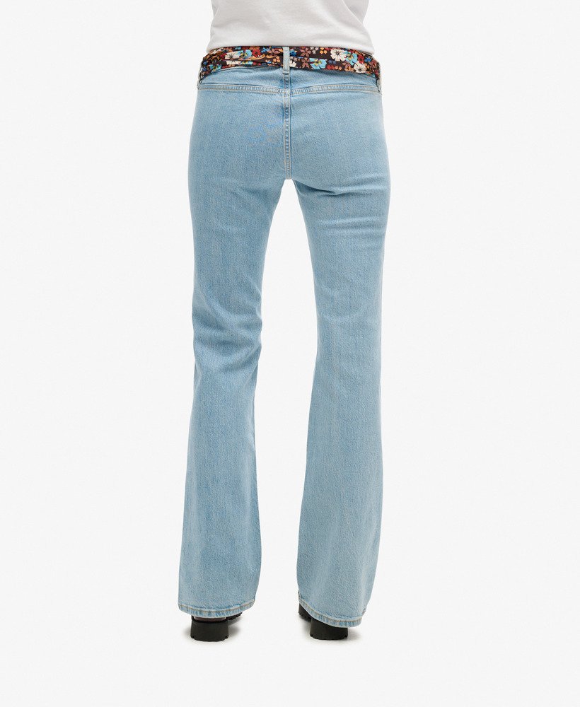calça jeans flare slim de cintura baixa vintage em algodão orgânico na lavagem heritage mid wash