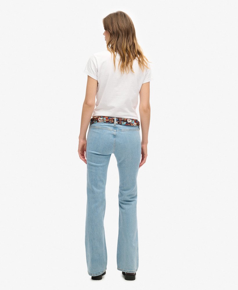 calça jeans flare slim de cintura baixa vintage em algodão orgânico na lavagem heritage mid wash