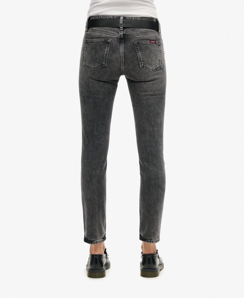 calça jeans slim de cintura média em algodão orgânico na cor echo black.