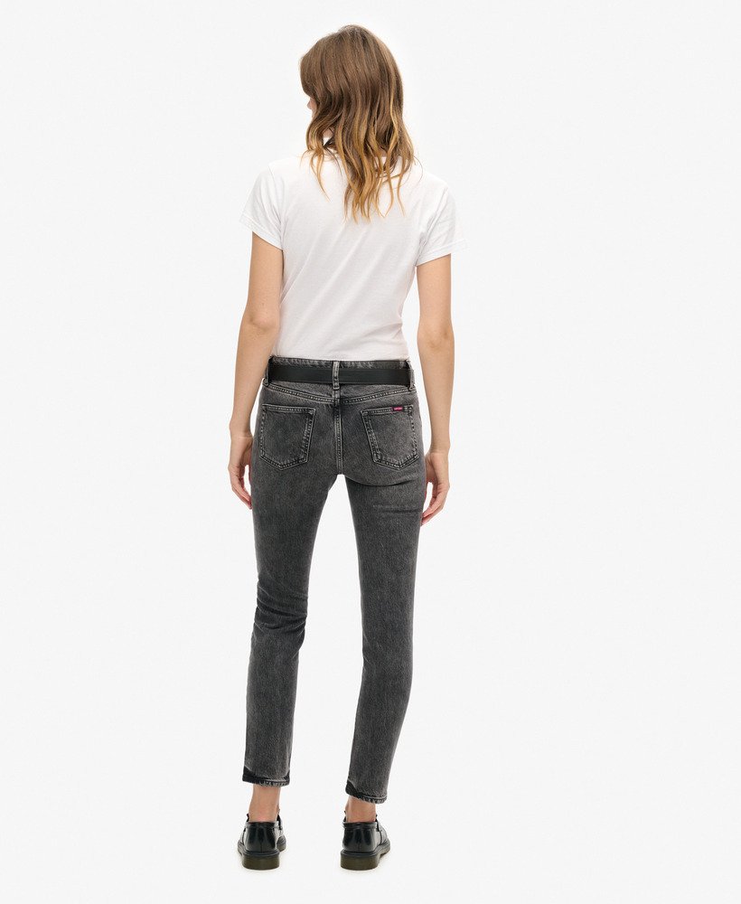 calça jeans slim de cintura média em algodão orgânico na cor echo black.