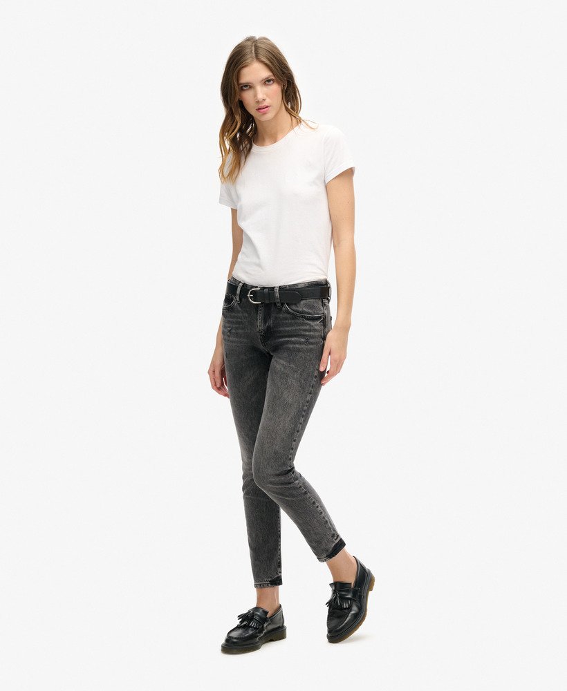 calça jeans slim de cintura média em algodão orgânico na cor echo black.