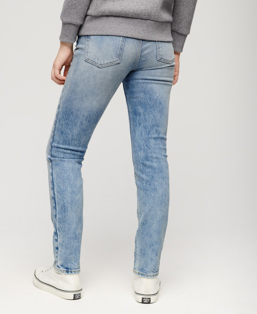 calça jeans slim de cintura média em algodão orgânico na cor azul cânion.