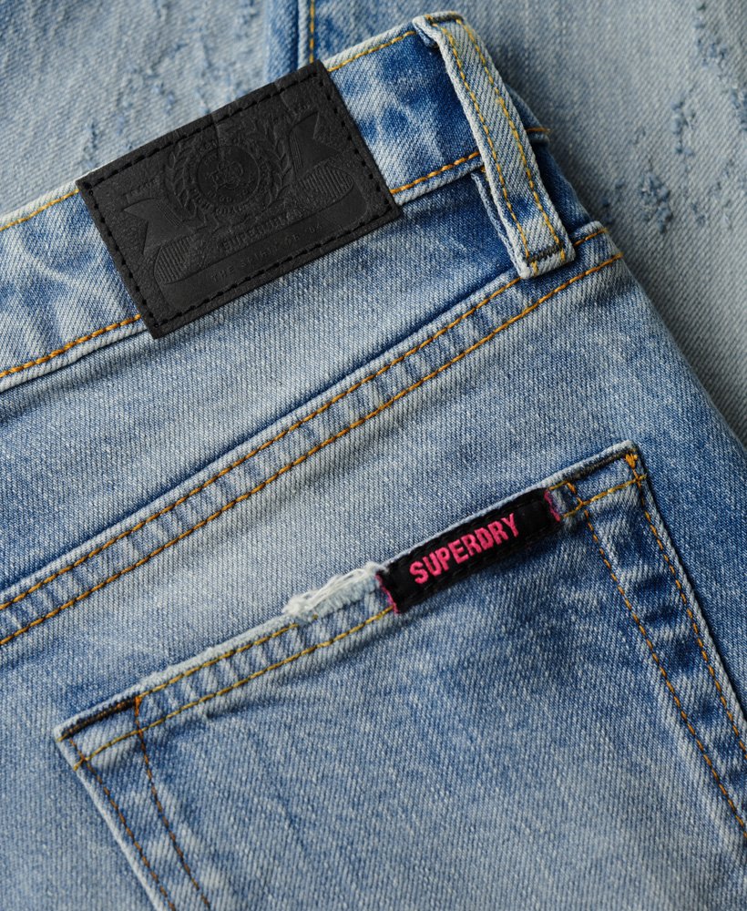 calça jeans slim de cintura média em algodão orgânico na cor azul cânion.