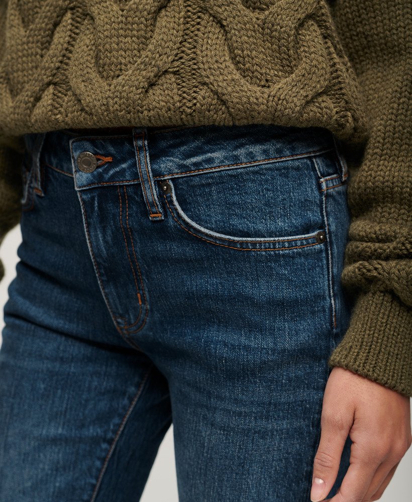 calça jeans slim de cintura média em algodão orgânico na cor azul valley.