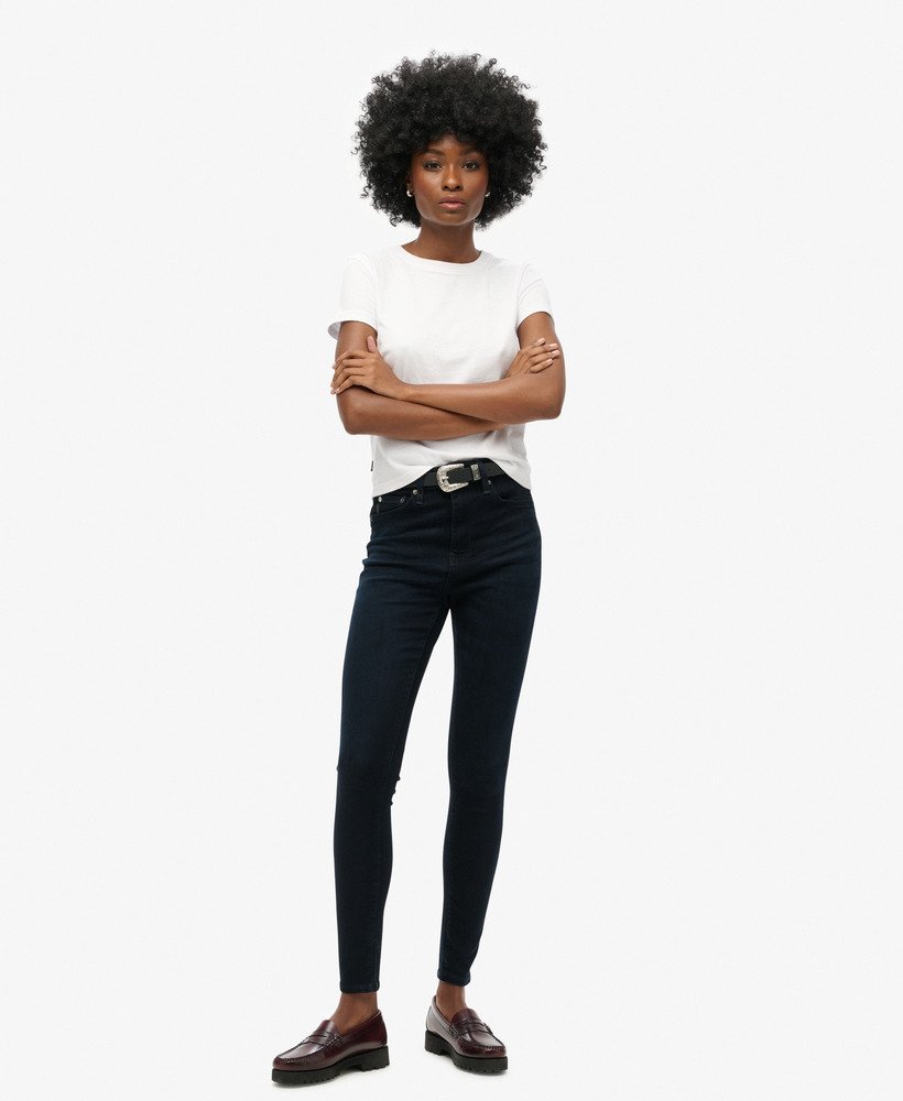 calça jeans skinny de cintura alta em algodão orgânico nas cores azul víbora e preto.