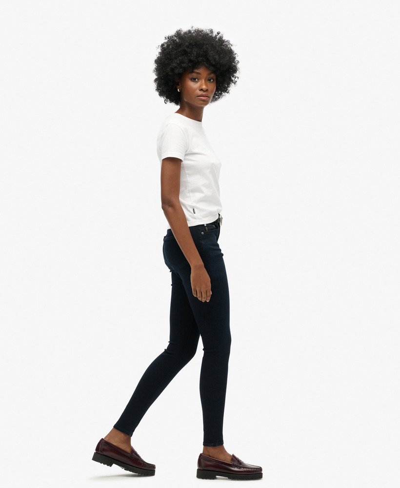 calça jeans skinny de cintura alta em algodão orgânico nas cores azul víbora e preto.