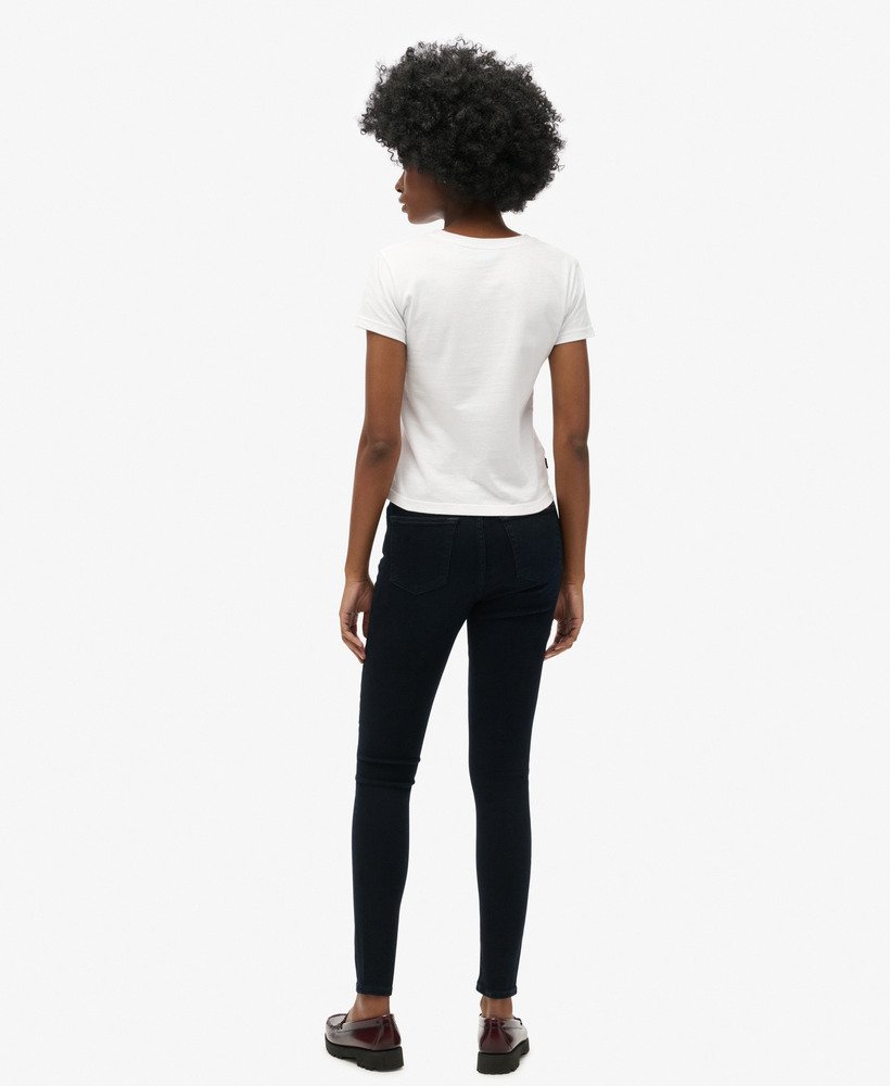 calça jeans skinny de cintura alta em algodão orgânico nas cores azul víbora e preto.